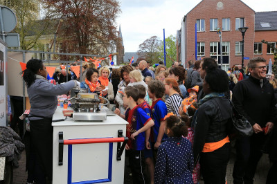 Tijdens de Oud-Hollandse Spelen op Koningsdag verse stroopwafels uitdelen