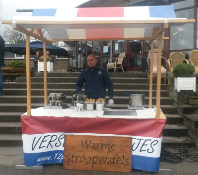 19e Jeugd Internationale Pasen Hockey Tournooi trakteren op verse stroopwafels!