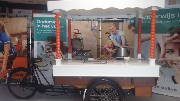 Verse stroopwafels bij het ID College Gouda vanuit de stroopwafel-bakfiets!